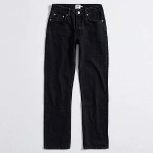 Svara jeans från Lager 157 i modellen Icon. Storlek S, ungefär 36 men funkar nog om man har 38 också. Straight men lite baggy. Andvända några gånger men inga defekter