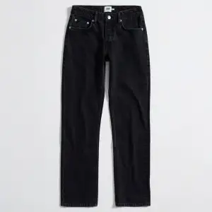 Svara jeans från Lager 157 i modellen Icon. Storlek S, ungefär 36 men funkar nog om man har 38 också. Straight men lite baggy. Andvända några gånger men inga defekter