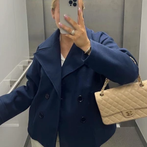 Vårkappa - Säljer min design by si kappa i navy, köpt för en månad sedan då jag ville ha den blåa men nu vill jag ha den vita 🤣 Därför säljer jag har kvitto kvar och den är knappt använd💕Skriv privat för bilder!