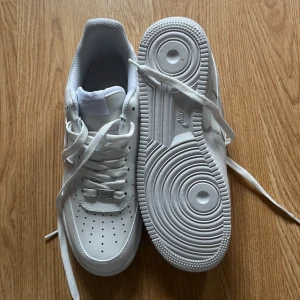 Nya Airforce 1s - Storlek 41, herr och dam. Vita airforce 1s, nyskick och endast använda inomhus. Nypris - 1449kr.  För mer information eller tydligare bilder skriv privat. 