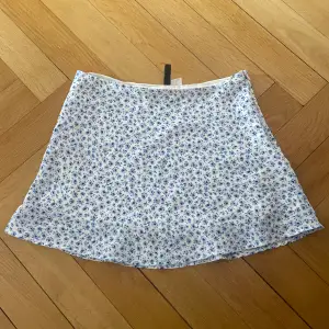 Blåblommig kort kjol från hm i väldigt bra skick!💓💓