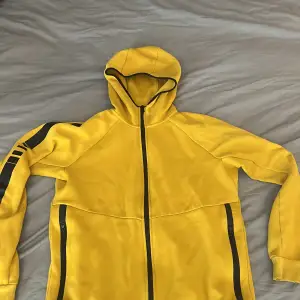 En fin och gul peak performance zip hoodie som inte är använd på några år 