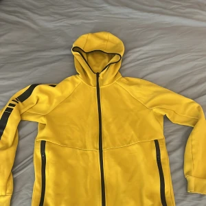 Ek gul peak performance zip tröja - En fin och gul peak performance zip hoodie som inte är använd på några år 