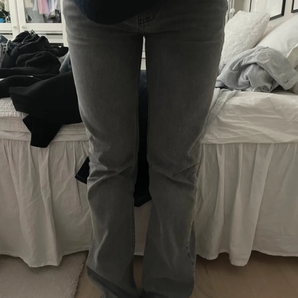 Säljer dessa superfina gråa jeansen från ginatricot i modellen full lenght Flare jeans. I fint skick förutom att de är lite slitna nere vid foten. Skriv om ni undrar något . Jeans & Byxor.