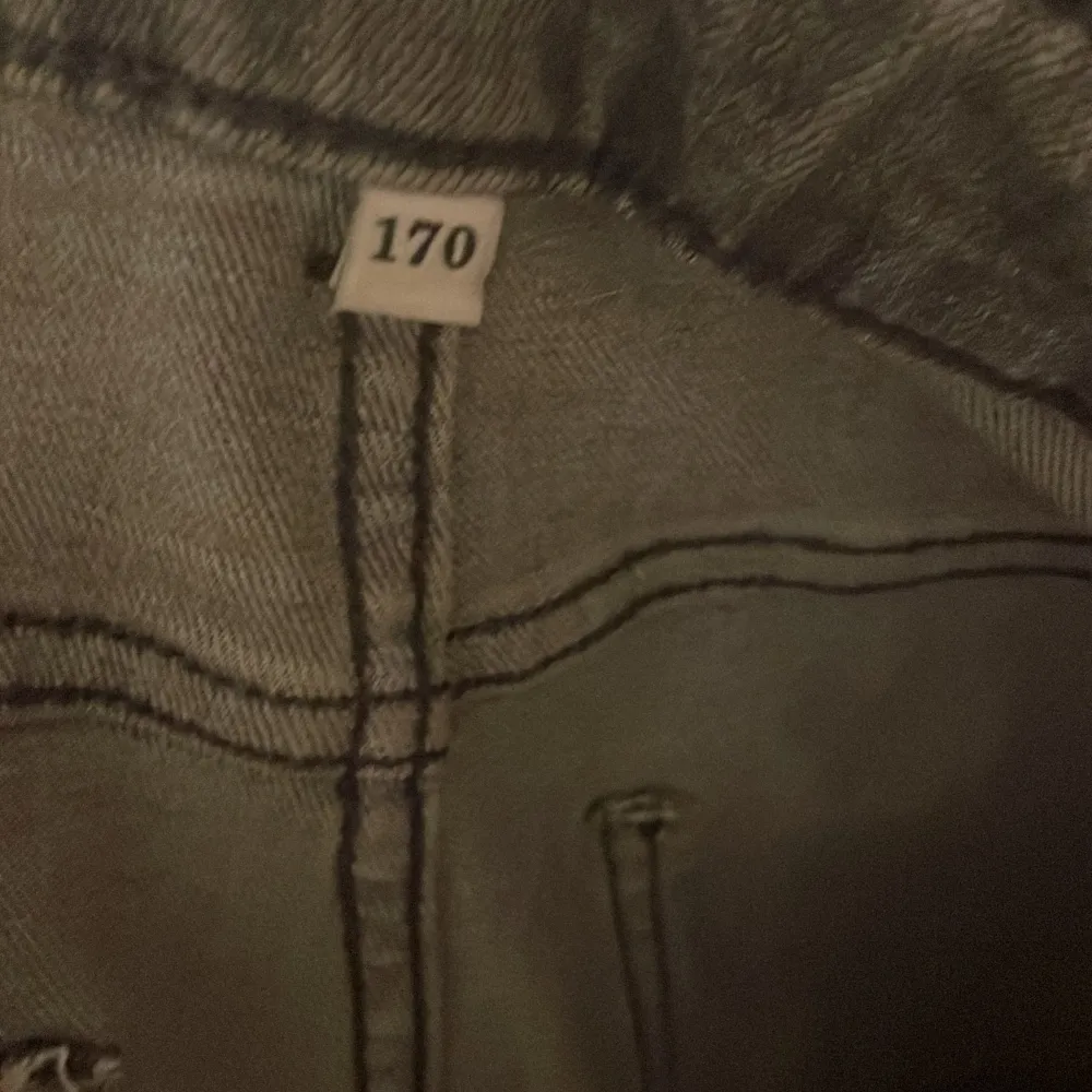 Storlek 170, färg ljusgrå, Flared byxben. Dessa har används endast 2 gånger och säljer nu för att det var fel färg. . Jeans & Byxor.