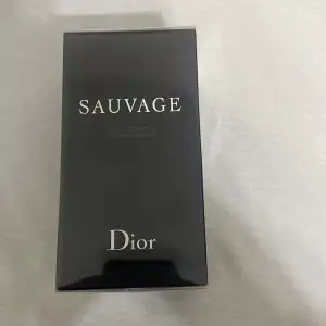 En helt oöppnad Dior sauvage. Jag har redan denna parfym och fick en till som present och kan tyvärr inte lämna tillbaka. Hör av dig vid intresse!