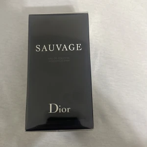 Dior sauvage EDT - En helt oöppnad Dior sauvage. Jag har redan denna parfym och fick en till som present och kan tyvärr inte lämna tillbaka. Hör av dig vid intresse!
