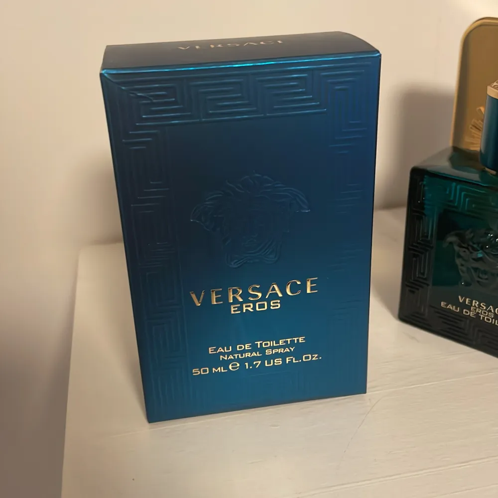 Versace Eros parfym perfekt för sommaren! ☀️Låda och allt finns kvar orginal. Ca 35/50 ml kvar. Skriv vid minsta intresse! Kom med bud, vad som helst!. Övrigt.