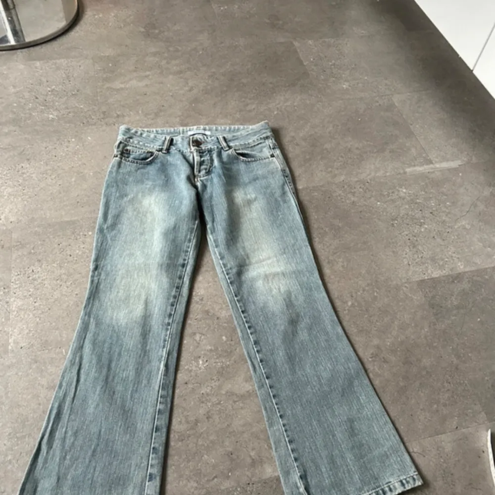 Lågmidjade flare jeans, köpta på Vinted men lite små för mig💗de två sista bilderna är lånade från förra ägaren. Jeans & Byxor.