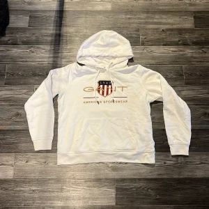 Gant hoodie - Vit Gant hoodie. Ganska bra skick, lite nopprig. Liten i storleken 