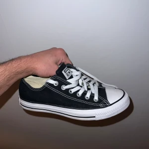 Converse skor - Använda ett fåtal gånger, i princip nya. Smått smutsiga men lätt att rengöra, storlek 38. Pris kan diskuteras vid snabb affär.
