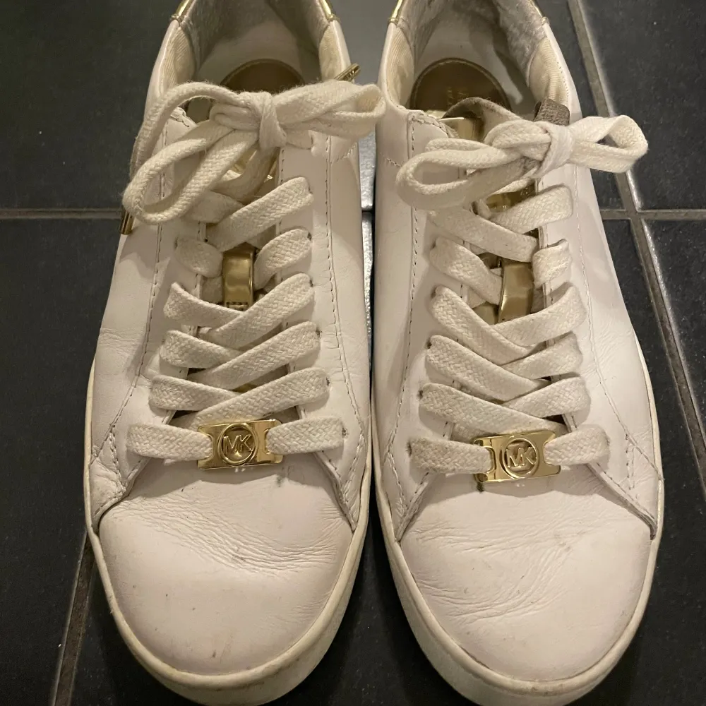 Mk skor med så fina guld detaljer. Ena skosnöret är lite smutsigt men går nog att tvätta💓. Skor.