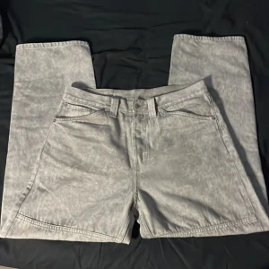 Gråa jeans - Tjena! Säljer ett par feta gråa jeans som påminner lite om carhartt-brallor som tyvärr är lite baggy för min smak. Priset är absolut diskuterbart så hör av er om det är något