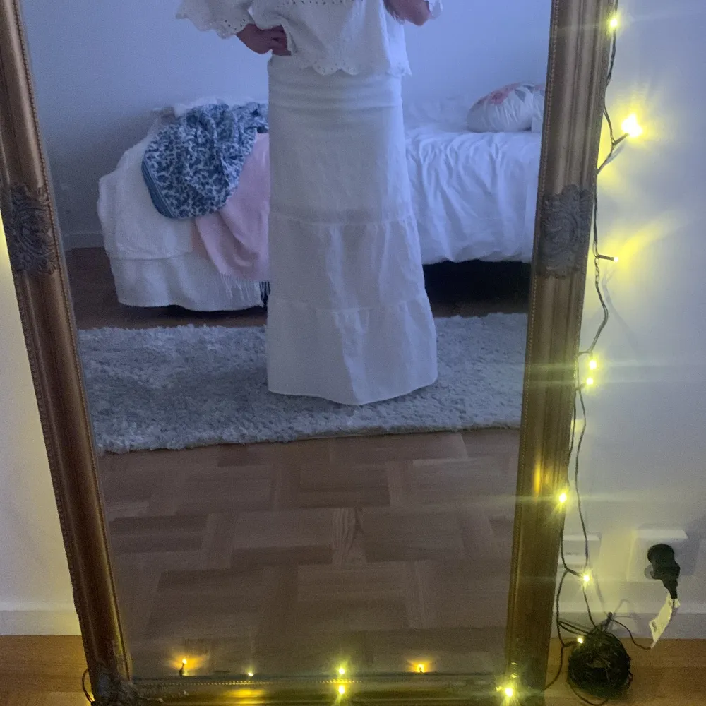Oanvänd vit lång kjol som sitter sååå bra och är så bra till sommaren❤️❤️ köptes för 300 kronor 😘. Kjolar.