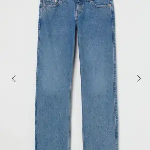 Blåa jeans från weekday i modellen Arrow Low straight leg. Storlek 28/30. Säljer då de tyvärr inte passar mig längre. Priset går att diskuteras, köparen står för frakt!💕