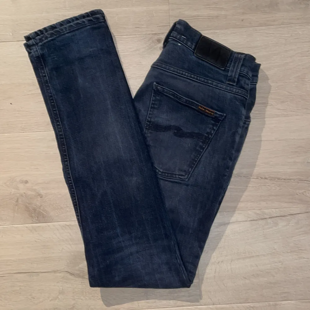 Fräscha jeans från Nudie! Jeansen är modellen ”Grim Tim”. Jeansen är i toppskick förutom att de är sydda i skrevet (inget man lägger märke till). Storlek 31/34, men sitter som 31/33. Modellen på bilden är 183 cm lång. Hör av dig vid intresse! 💫. Jeans & Byxor.