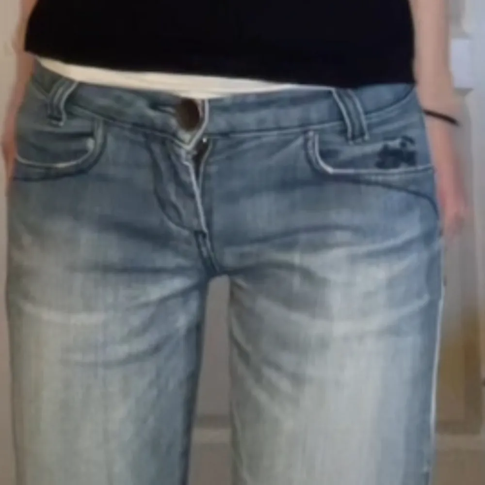 Straight lågmidjade byxor med slits, storlek 25❤️ midja tvärs över: 34 cm, innerbenslängd: 82 cm. Jeans & Byxor.