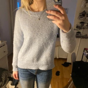 Stickad tröja - Ljusblå stickad i ull.