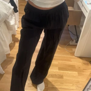 Linnebyxor  - Linnebyxor från Nelly. Storlek 32, jätte bra i längden för mig som är 170, har även sytt upp dom en liten bit men går att sprätta upp om man vill ha dom längre. Använt dom en gång så dom är i jätte fint skick🩷