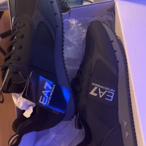 Säljer min Armani skor som har ej använd den helt ny storlek 42  - Skorna är helt nya har ej använd dom eller nåt jag har beställt dom från boozty dom passar ej mig de därför jag säljer dom.