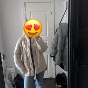 Quailtad Jacka - Säljer en qualtid jacka vidare eftersom den inte passa. Kontakta för mer bilder och info!