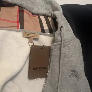 Burberry Hoodie med zip grå ute insida olika färger 