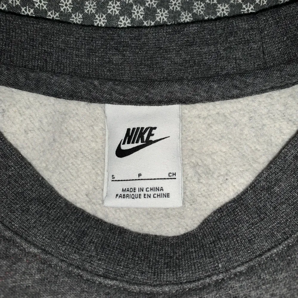 En helt vanlig och soft Nike tröja, använd fåtal gånger. Den är varm och skön. Storlek S men passar även Medium. . Tröjor & Koftor.