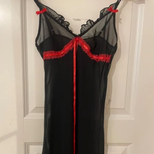 Fin lingerie top  - Rkt vacker lingerie top med röda detaljer. Väldigt lång. Aldrig andvänt 