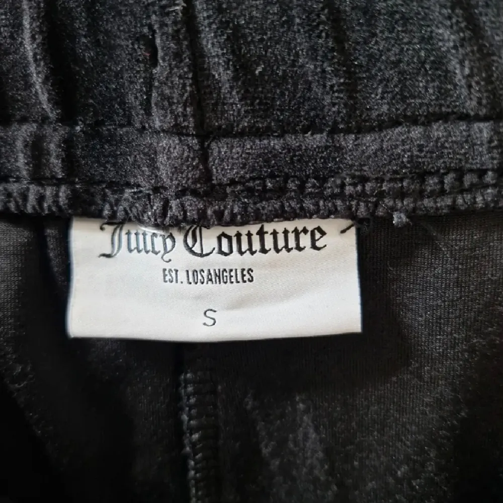 Juicy Couture shorts i svart färg 🖤 Storlek S, men passar även XS och M 🫶🏼 Helt felfria och använda fåtalet gånger, diamanter på baksidan  Dragkedjor i fram  Nypris 800:-, mitt pris 350 ❤️. Shorts.