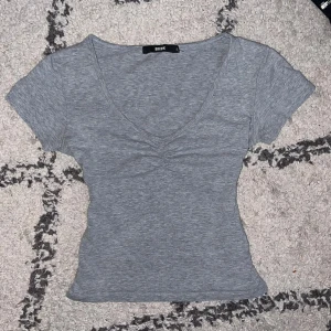 Grå Topp - Grå topp från bikbok. Använd men i perfekt skick.