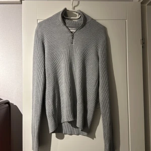 Grå half zip - Snygg half zip från jack and jones. Säljer då jag intw använder längre men i super bra skick 9/10