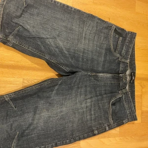 Denim jorts  - Rkt feta denim jorts med coola fickor. 