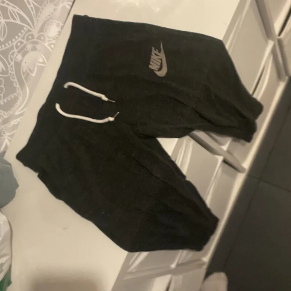 Köpta ifrån Sellpy men har aldrig använt dom🩵 skulle säga att dem kanske är i storlek S och passar personer som är ca 155cm långa!😁 Dom är svarta med lite grått i och Nike Bokstäverna är vita . Farkut & Housut.