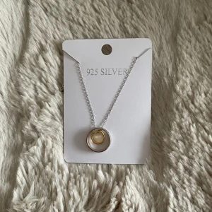 Halsband - Jag säljer detta fina silver halsband, jag har ingen aning om var den är köpt, men jag hittade en liknande för 1 000 kronor. 💕