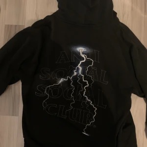 Anti Social Social Club Twister (FW19) - Fet ASSC hoodie i bra skick, går för runt 1500 på stockx. Ganska rare.