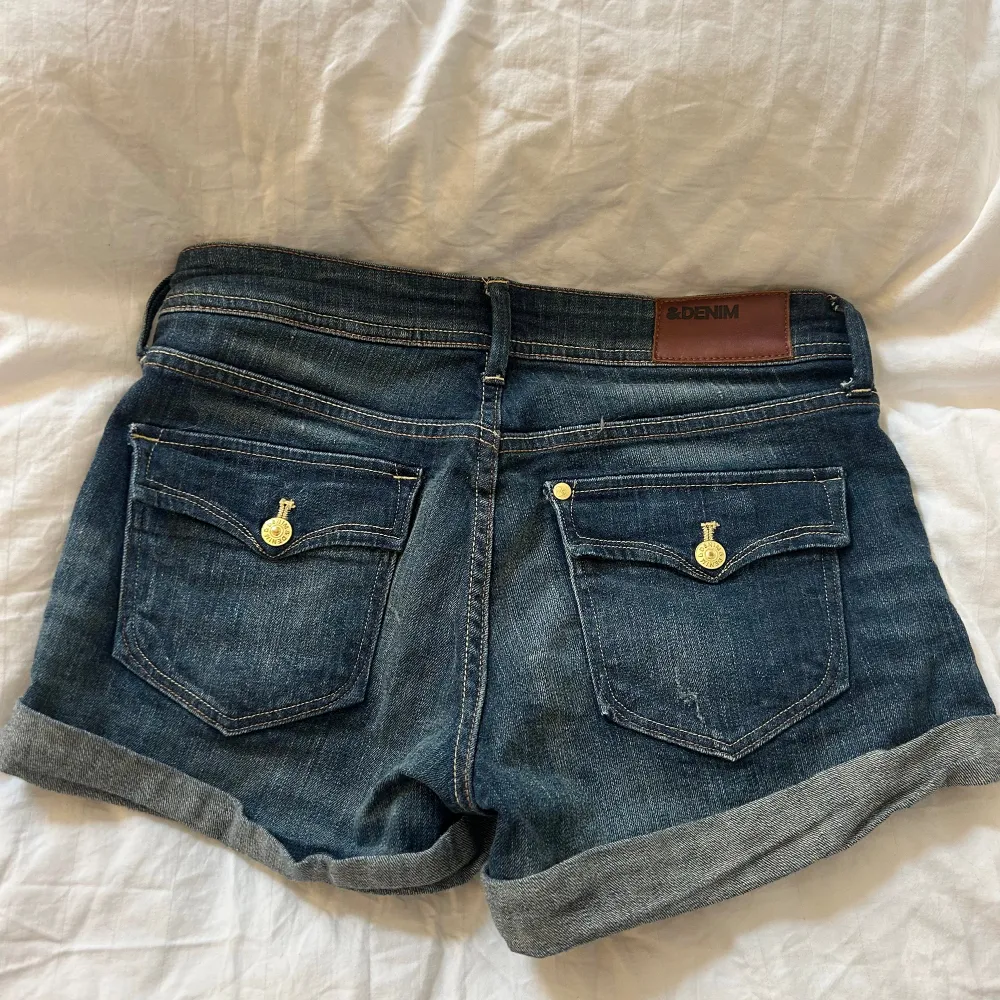 Mörkblå jeansshorts med fickor och detaljer💙strl 36 men passar även som 34. Shorts.