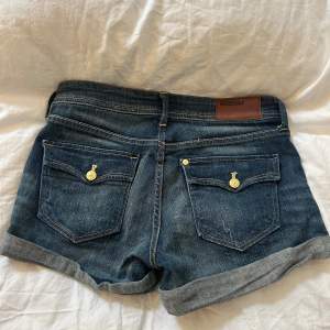 Mörkblå jeansshorts med fickor och detaljer💙strl 36 men passar även som 34