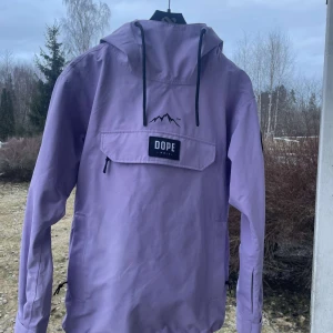 Dope jacka - Väldigt fint skick, knappast andvänd pga att jag köpte en annan! Orginal pris 1799kr. Skriv för fler bilder😀