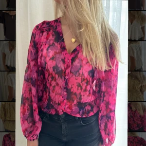 Mönstrad blus  - Blus i tunn chiffon. 