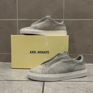 Axel Arigato’s - Axel Arigato’s Clean 90 Zip. Arigato’s i en modell som inte säljs längre. Riktigt snygga och i fint skick. Originalbox medföljer✅ Skriv i DM vid övriga frågor📝Pris kan diskuteras.