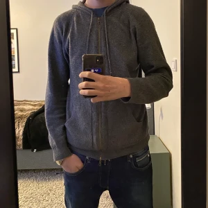 Kashmir hoodie - Säljer denna sjukt snygga och sköna Kashmir hoodien från davida cashmere - skick 9-10 - nypris 2600 - modellen på bilden är 188 lång - hör av dig vid frågor!