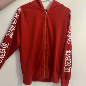 Tre koftor - 3 koftor från shein i bra skick. Svarta är använd 3 gånger medans den blåa är använd 1 gång. Den röda är aldrig använd. De har inga fläckar eller hål. 250 för alla 3 och 100 för en. Skriv för mer bilder🤍