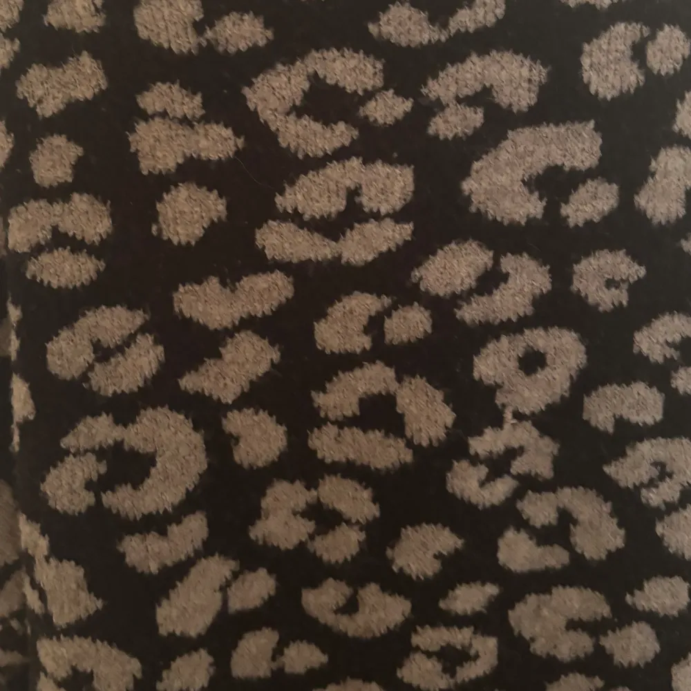 Leopard mönstrad stickad tröja som jag bara inte har användt men så fin!. Tröjor & Koftor.
