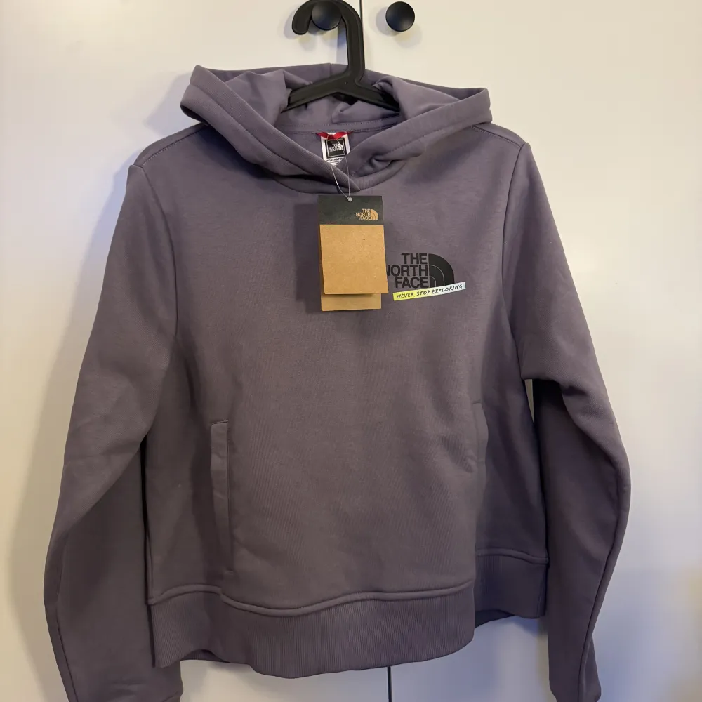 Helt ny croppad hoodie, säljer på grund av att den va för liten 🩷 Original kostar den 1049kr men jag säljer för 600kr ☺️. Hoodies.