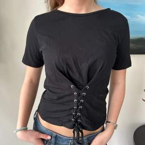 Säljer en super cool svart t-shirt med snörning i midjan🖤 Nypris 500, tar emot bud 