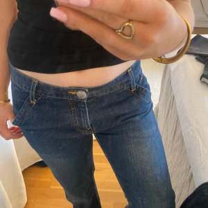 Ganska raka Lågmidjade jeans som är perfekt längd för mig, är 156cm! Säljer då jag inte använder dem. Bara att skriva för fler bilder💞