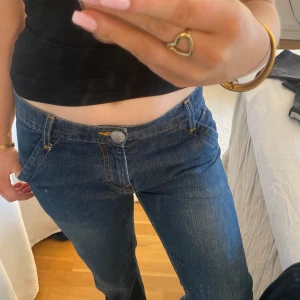 Lågmidjade jeans  - Ganska raka Lågmidjade jeans som är perfekt längd för mig, är 156cm! Säljer då jag inte använder dem. Bara att skriva för fler bilder💞
