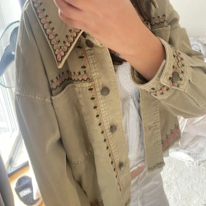 Grön jacka till sommaren  - Jätte bra scik 