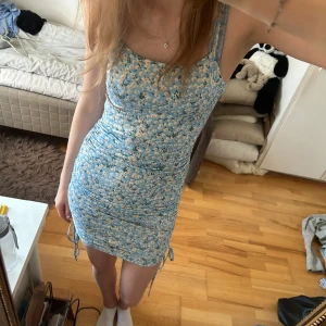 Blommig kortklänning  - Blommig kortklänning använd en gång på skolavslutning. Går att göra kortare och längre, skriv för mer info💗