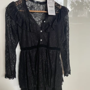 Svart zaraklänning - Svart klänning från zara i storlek M❣️Nyskinck, prislapp finns kvar